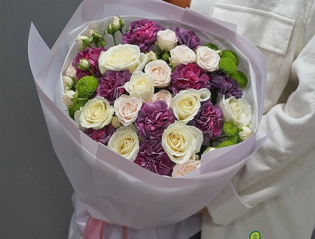 Букет с фиолетовыми гвоздиками и белыми розами Фото